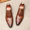 Italiensk krokodilmönster Mens Formell 2023 Äkta läder handgjorda designer retro bröllop sociala brogues skor man