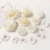 Finto verde floreale Teste di fiori artificiali bianchi Fiori finti di seta per la decorazione domestica Decorazione di nozze per feste Fai da te Regali di San Valentino Accessori YQ240125