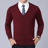 Мужские свитера, модный брендовый свитер для мужчин, кардиган, пальто с V-образным вырезом, приталенные джемперы, трикотаж, зимняя повседневная одежда в корейском стиле