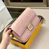 Mode kvinnors koppling crossbody präglade baguette påse luxurys designer klassisk klaff handväska läder axelväska mens tote handväska topphandtag färgglada slingväskor