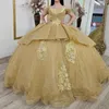 골드 스위트 기차 Quinceanera 드레스 2024 고급 우아한 크리스탈 아플리크 레이스 어깨 생일 파티에서 반짝이