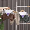 Conjuntos de ropa 2024 New Baby Spring Boys Ropa de diseñador de lujo para niños Patchwork Abrigos de mezclilla de manga larga + Camisetas blancas + Conjunto de pantalones casuales