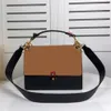 Femme väskor plånbok crossbody väska mode präglade ta bort remmar metalltillbehör Clamshell handväska äkta läder full bokstav236m