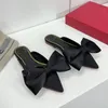 2024 Pointed Toes Mules Silk Satin Slippers Muller Bow Flat Bottom Simple Half Slipper Designer Shoes Room Sandals Top Mirror Quality Multi Color Hardwa Buckle