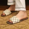 2024 Summer Women's Slippers Fashion Lattice Indoor Flat Flat Moster Moster Outdoor Sandals Non Slip Beach Sandals 36-41