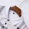 T-shirt da uomo Polo da uomo più venduta Stampa a righe Colletto rovesciato Bottoni Top Manica corta Estate Casual Abbigliamento da uomo Polo T240126