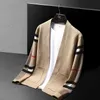 Suéteres masculinos europeus e americanos marca de designer de alta qualidade cardigan de malha casaco masculino primavera e outono nova moda coreana casual cardigan T240126