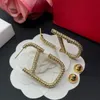 Pretty Luxury Designer Earring Men Studs Simple Crystal Lucky Versatile Love Letter V Vintage Iced Out Lamer Women Gold Color Earrings Par Jewelry ZB031 F23
