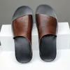 Mjuka tofflor för män 2023 sommar ny stil bekväm utomhusbruna sandaler äkta läder mode herr strandskor