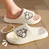 Slippers Douche Slippers Vrouwen Mannen Dikke Platform Platte Beer Kat Cartoon Slipper Slippers Zomer Strand Sandalen Dame Thuis SlidesL2401