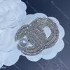 Voller Diamanten Elegante Frauen Broschen Drei Reihen Kristall Pins Damen Strass Perle Broschen Großhandel