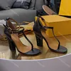 Höga klackar 90 mm sandaler lyxiga designer kvinnor casual skor ihåliga ut chunky häl flip flops slingbacks pumpar krokodil kohud damer sexig sko med box 10a 35-42