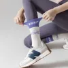 Chaussettes de sport Chaussettes de yoga antidérapantes Chaussettes longues de Pilates avec poignées Pince collante Femmes Chaussettes de sport antidérapantes pour femmes Barre d'entraînement à domicile YQ240126