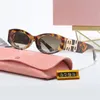 Diseñador para mujer para hombre Sunmmer Beach Protección UV Moda Gafas de sol Carta Casual Retro Anteojos Metal Marco completo con caja