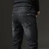 Wiosenna jesień męskie dżinsy stałe kolor mikroelastyczne klasyczne dżinsy mężczyźni proste szczupłe mody dżinsowe spodnie Mężczyzna 240122