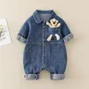 Jesienne dżinsowe Jumpsuits Śliczny kieszonkowy niedźwiedź Romper dla chłopców Born Born Korean Toddler Onesie Spring Kids Odzież 240119