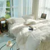 Marca inverno super quente macio coral veludo conjunto de cama ins sólido branco pelúcia sair capa acolchoada saia cama com pom-pom 240118