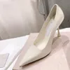 Свадебные лакированные туфли-лодочки на каблуке 9,5 см с острым носком на шпильке Вечерние белые слипоны на каблуке женские Роскошные дизайнерские фабричные туфли с коробкой