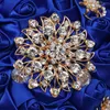 Fiori nuziali personalizzati Realizza bouquet blu reale per spose e damigelle d'onore con accessori strass artificiali W640D