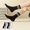 Chaussettes de sport à rayures solides, noires et blanches, pour femmes et hommes, unisexes, chaussettes de rue rayées, Tube moyen, respirantes, YQ240126