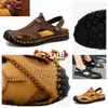 2024 Sommar Nya lyxiga utomhusmän kvinnors avslappnade sandaler med rems tofflor läder kvinnors agat svarta bruna strandskor