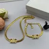 Collier avec pendentif en forme d'os de serpent pour femmes, nouveau design de chaîne en os de serpent, lettres exquises et minimalistes, cadeau de bijoux de fête à la mode pour femmes