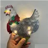 Colliers de chien Laisses Poulet lumineux avec écharpe Décoration de vacances LED Décorations extérieures de Noël Ornements en métal Lumière de Noël Cour F Ot4Fg