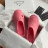 Designer de luxo triângulo em relevo borracha mulheres lazer chinelo moda top qualidade mule sliders senhora sandália slide 2024 novo ao ar livre verão praia sandale sapato casual