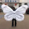 Attraktives, tragbares weißes Paradekostüm mit aufblasbaren Flügeln für Erwachsene, aufblasbarer Schmetterlingsanzug mit LED-Licht für die Bühnenshow
