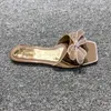 Nuevas sandalias para mujer, chanclas planas con diamantes, de cuero, a la moda, cómodas, para piscina al aire libre, playa, zapatillas para mujer