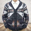 Męskie swetry zimowe modne lapy w szyku w dekolcie kępa modyficzny man guziki długie rękawowe guziki uliczne odzież starych graficznych warstwy graficznej