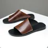 Mjuka tofflor för män 2023 sommar ny stil bekväm utomhusbruna sandaler äkta läder mode herr strandskor