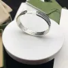 Braccialetti di lusso Braccialetti di design Braccialetti aperti di personalità della moda G Fornitura di gioielli placcati in argento di alta qualità