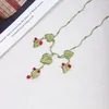 Ожерелья с подвесками 2024, весеннее французское элегантное романтическое нишевое дизайнерское ожерелье с холодным ветром, винтажное ожерелье с зелеными листьями и фруктами крыжовника