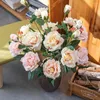 Fiori decorativi Nessun fiore di manutenzione Bouquet di rose artificiali realistico per composizioni nuziali Simulazione di colori brillanti a 3 teste