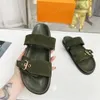 Klassiska män och kvinnor tofflor Summer Lazy Designer Sandaler Beach Talltor Tryckt tofflor inomhus badrum tofflor läder män bälte spänne sandaler 35-45