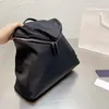 Zaino nero di design Borsa da scuola Borsa da studente in nylon Borsa a tracolla da viaggio per esterni Zaino da donna per uomo 01