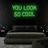 LED-neonbord You Look So Cool Neonbord LED-neonlicht voor kamer Esthetisch decor Kamermuur Neon Light up Sign Live voor feestverlichting Cool bord YQ240126