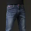 Wiosenna jesień męskie dżinsy stałe kolor mikroelastyczne klasyczne dżinsy mężczyźni proste szczupłe mody dżinsowe spodnie Mężczyzna 240122