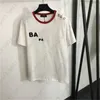 Verão Luxo Camiseta Designer Camiseta Mulheres Tops Carta Clássica Flocada Bordado Ombro Botão Embelezamento Redondo Pescoço Manga Curta Camisetas Roupas Femininas