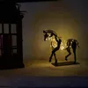 Hem Handicrafts Metal Horse Staty med LED -ljus dekoration Retro Rustik OpenWork Figur Kontorsskulptur Gift 240123