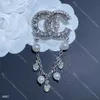 Klassische Perlenanhänger-Quastenbroschen, trendige Diamant-Buchstabenbroschen, einfache Stifte, Anzug-Frauen-Kristallbroschen
