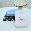 Andra bordsdekorationstillbehör Fashion Fake Books Storage Box Modern Simulation Book Home Decor Luxury Decorative Living Room Paris New York YQ240125