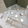 Van Jewelry Designer V Gold Four-Leaf Clover Five Flower Armband Shell Agate Laser Diamond Multi-Color Armband Holiday Souvenir Presentlåda och presentförpackning