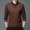 Jesienne i zimowe męskie lapy Pullover Fake dwuczęściowy guzik solidny długie rękaw Tshirt Polo dolne modne topy 240119