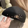Berets 202412-dd ins Chic Winter Metal Branches Dekoracje Pearl Wool Lady Beret Hat