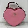 Cherry Designer väskor Kvinnor handväska kvinnors väska klassiska axelväskor på lady mode kärlek hjärtväska söt hjärtformad rand crossbody handväska 18*7,5-16 cm