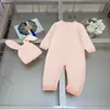 Luksusowe nowonarodzone Jumpsuits Designer Boys Girls Bodysuit Suits Rozmiar 59-90 Odzież długa czapka na czapkę