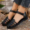 Sandaler skor för kvinnor 2024 Högkvalitativt ett-ord spänne kvinnors sommar stängd tå solid lågklackad avslappnad strand