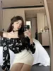 Kvinnors blusar 2024 Spring/Summer High End One Line Neck Off Shoulder Blus Fragmenterad Flower Short Fashionable Age Reducing Top for Women